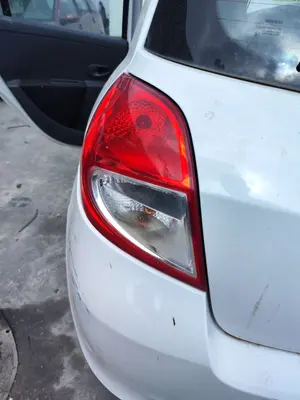 Foto de PILOTO TRASERO IZQUIERDO RENAULT CLIO III 1.2 16V (75 CV / 55 KW)