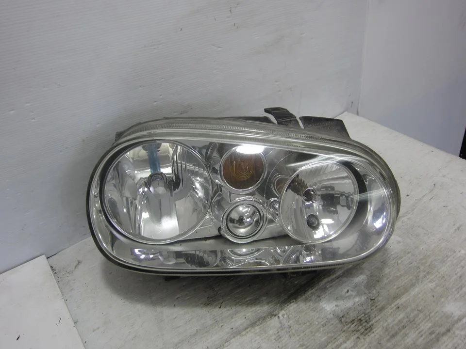 Foto de FARO DERECHO VOLKSWAGEN GOLF IV BERLINA (1J1)(10.1997) 1.9 TDI (101 CV / 74 KW) referencia 1JK1941018B