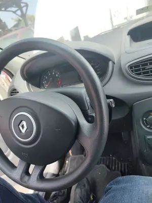 Foto de VOLANTE RENAULT CLIO III 1.2 16V (75 CV / 55 KW) foto 4