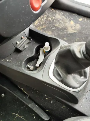 Foto de CENICERO RENAULT CLIO III 1.5 dCi Diesel FAP (75 CV / 55 KW)