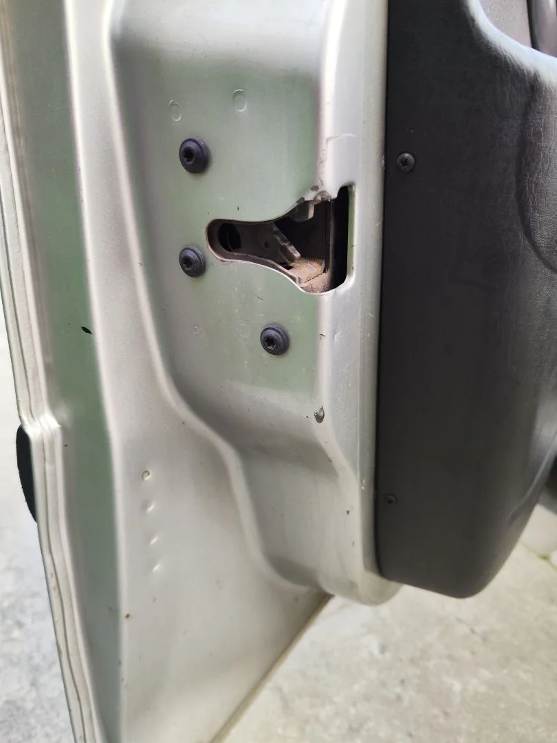 Foto de CERRADURA PUERTA DELANTERA IZQUIERDA FORD FOCUS FAMILIAR (CAK) 1.8 TDCi Turbodiesel CAT (116 CV / 85 KW)