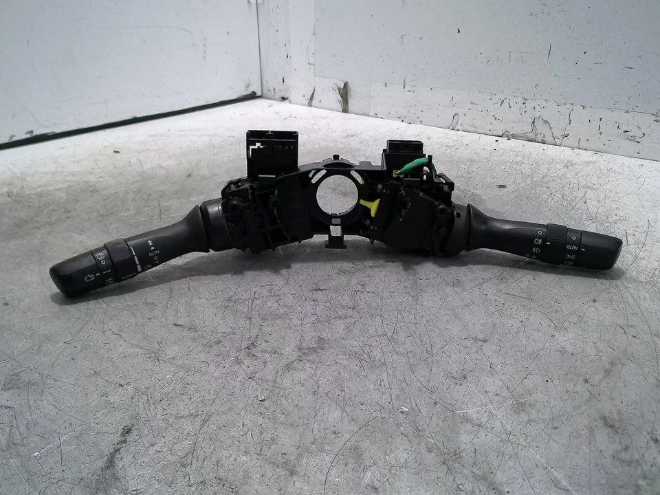 Foto de MANDO MULTIFUNCION TOYOTA AVENSIS CROSS SPORT (T27) 1.8 16V CAT (147 CV / 108 KW) referencia 17F373