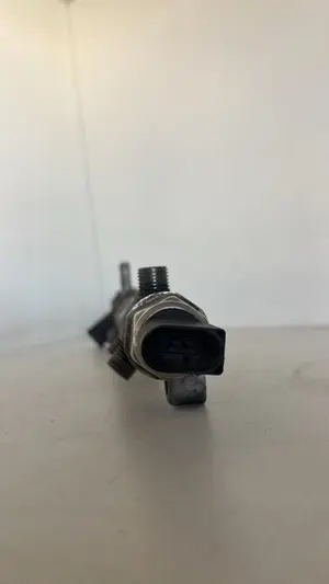 Foto de RAMPA INYECTORA SEAT LEON (5F1) referencia 04L089B foto 3