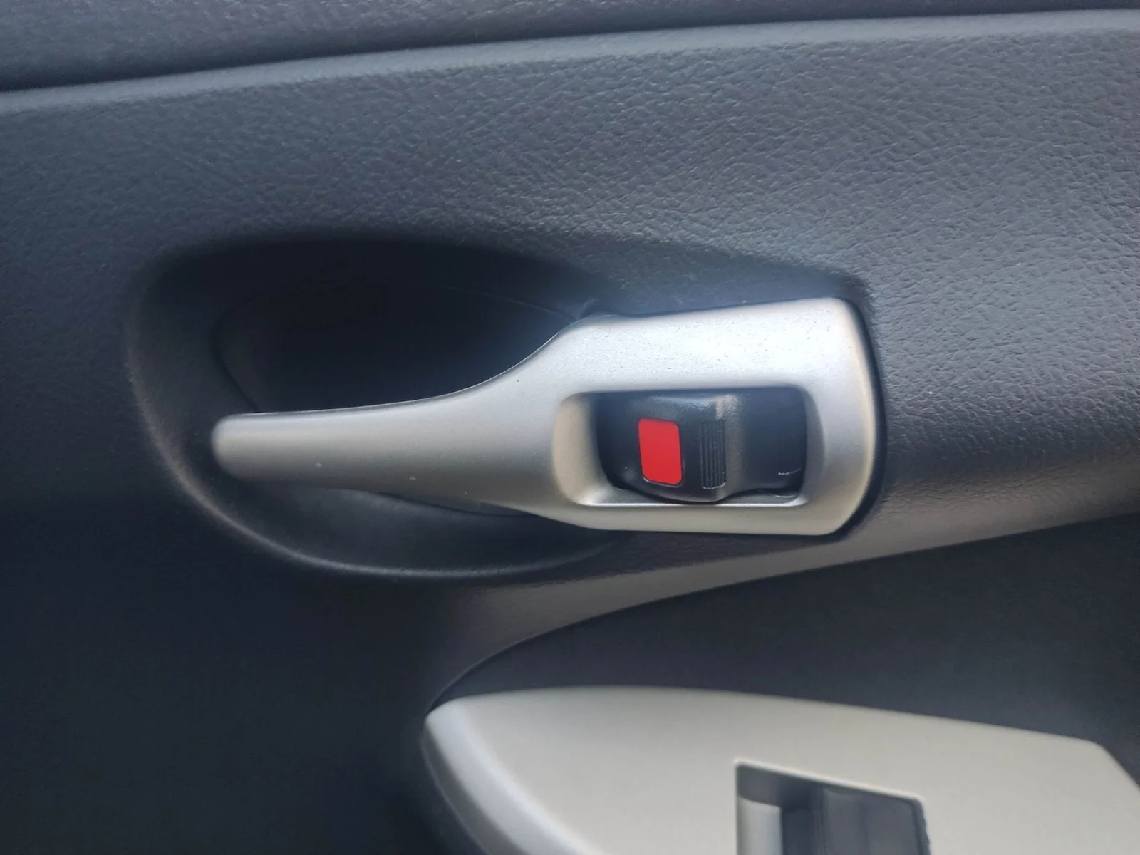 Foto de MANETA INTERIOR TRASERA DERECHA TOYOTA COROLLA (E15) 1.4 Turbodiesel CAT (90 CV / 66 KW)