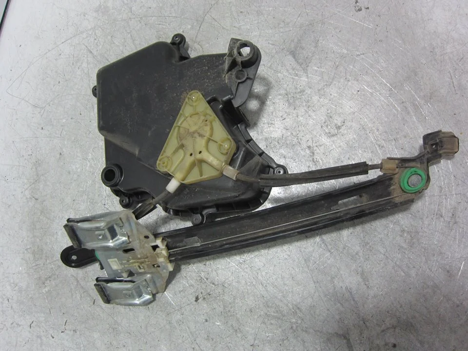 Foto de ELEVALUNAS TRASERO DERECHO SEAT LEON (1P1) 1.9 TDI (105 CV / 77 KW) referencia 1K0959704G