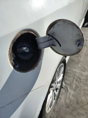 Foto de TAPA EXTERIOR COMBUSTIBLE FIAT GRANDE PUNTO (199) 1.4 (95 CV / 70 KW) referencia 0735414374 foto 2