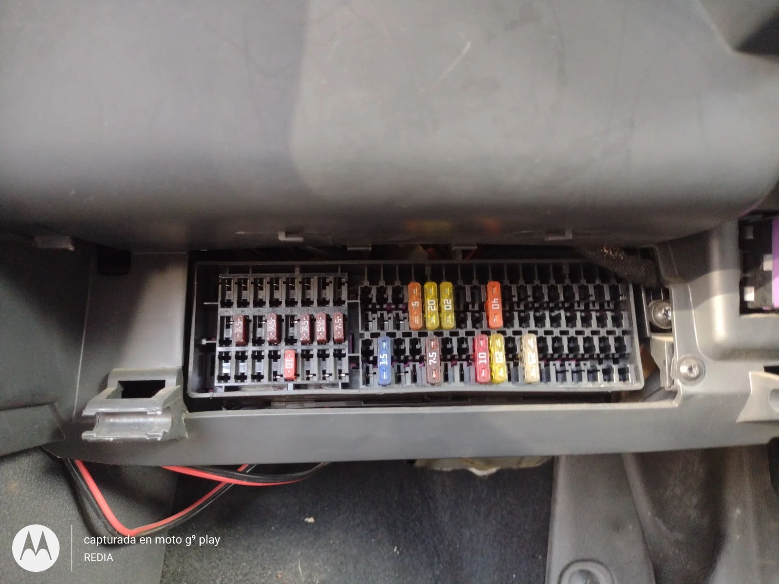 Foto de CAJA RELES / FUSIBLES VOLKSWAGEN TOURAN (1T2) 1.9 TDI (105 CV / 77 KW)