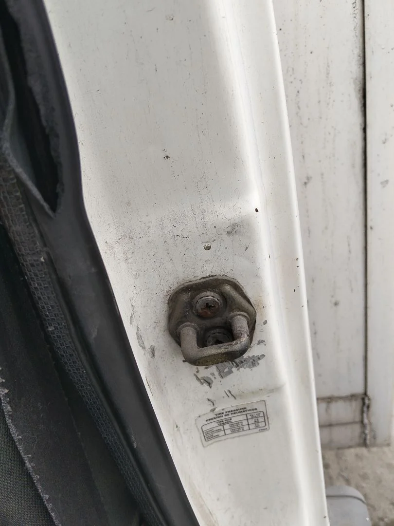 Foto de RETENEDOR PUERTA NISSAN CABSTAR E 3.0 Diesel (120 CV / 88 KW)