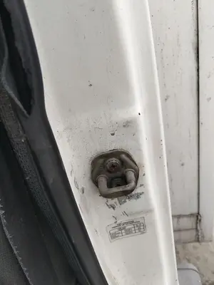 Foto de RETENEDOR PUERTA NISSAN CABSTAR E 3.0 Diesel (120 CV / 88 KW)