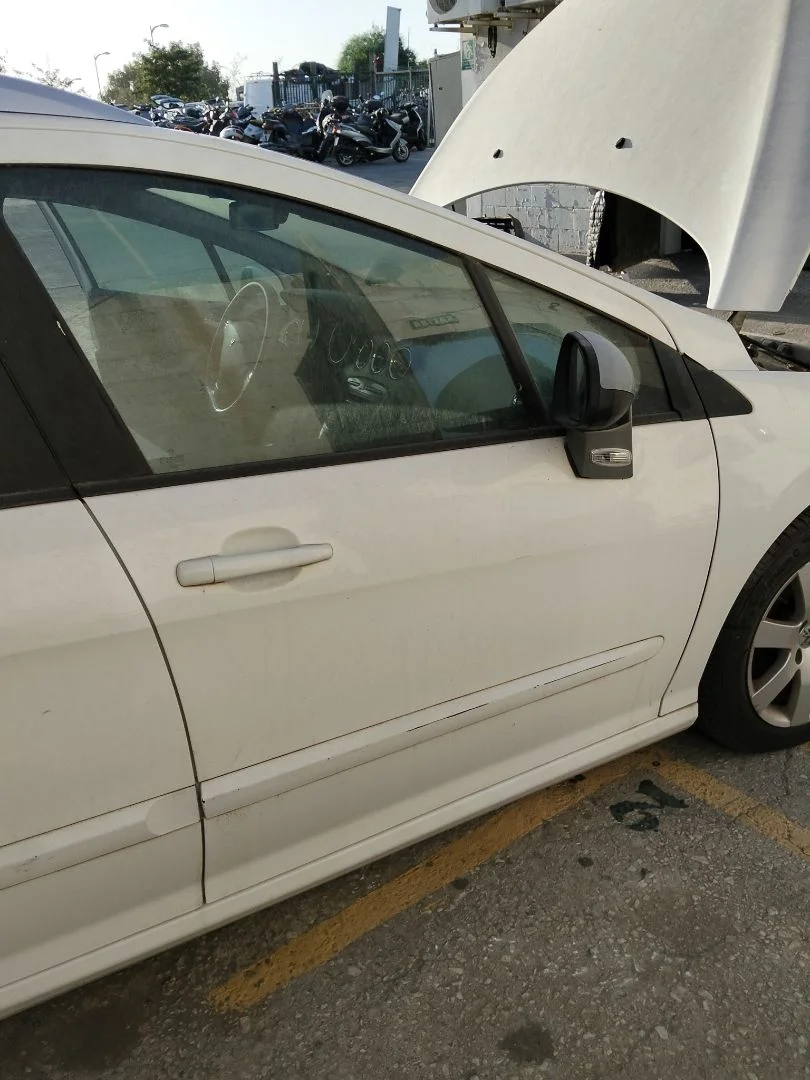 Foto de PUERTA DELANTERA DERECHA PEUGEOT 308 SW 1.6 HDi FAP CAT (9HZ / DV6TED4) (109 CV / 80 KW)