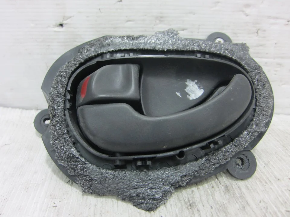 Foto de MANETA INTERIOR DELANTERA IZQUIERDA PEUGEOT 406 BERLINA (S1/S2) 3.0 V6 24V CAT (190 CV / 140 KW) referencia 931118501