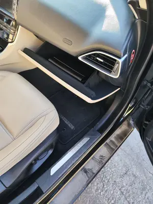 Foto de GUANTERA JAGUAR XE 2.0  Turbo CAT (200 CV / 147 KW)