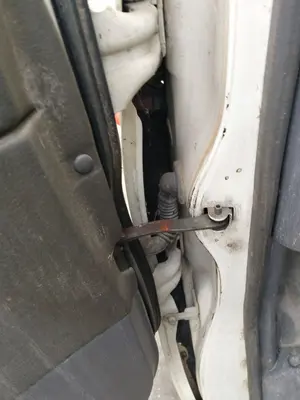 Foto de RETENEDOR PUERTA NISSAN VANETTE CARGO 2.3 Diesel (75 CV / 55 KW)