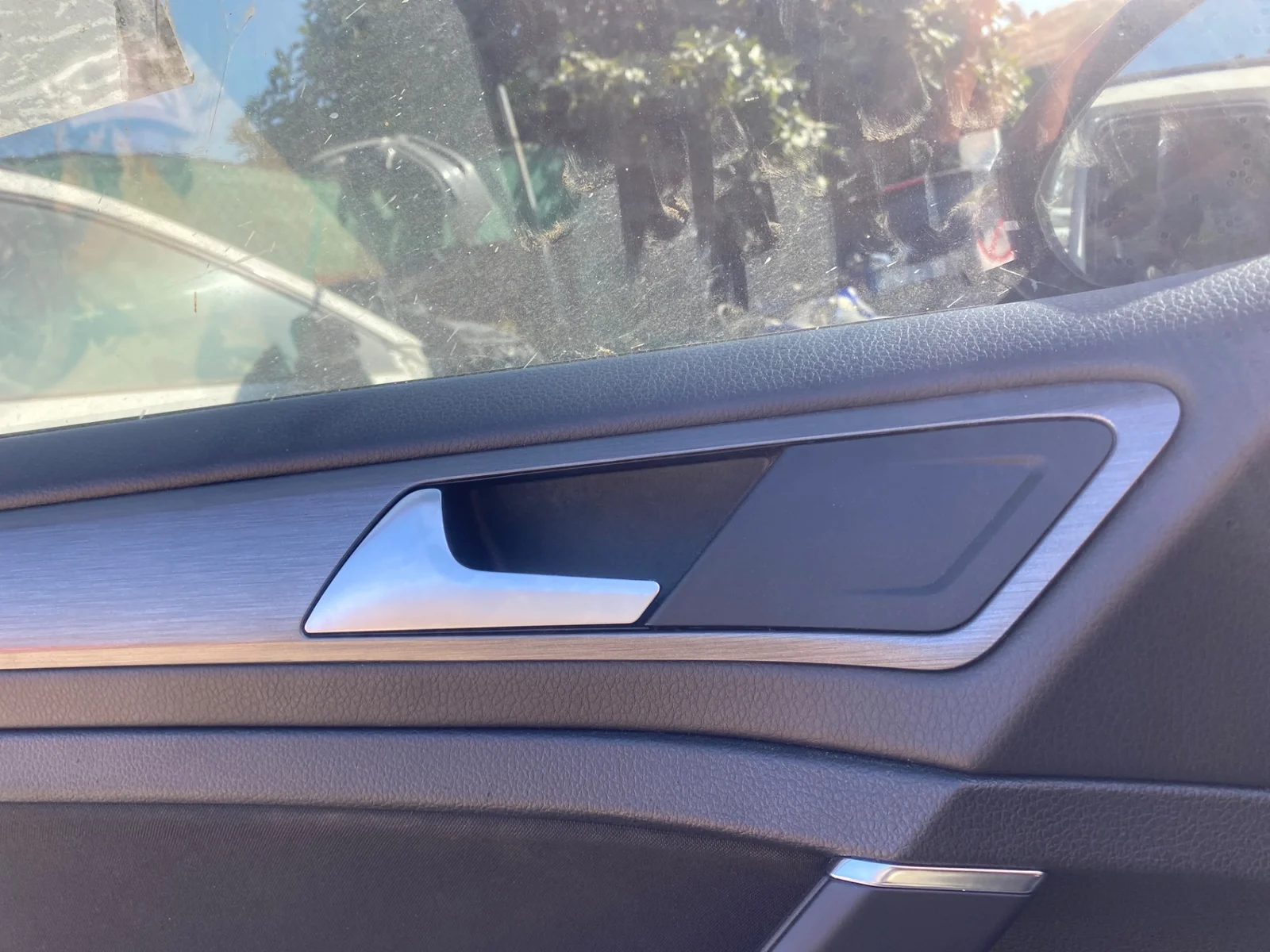 Foto de MANETA INTERIOR DELANTERA IZQUIERDA VOLKSWAGEN GOLF VII (5G1/BE1) 1.4 16V TSI (122 CV / 90 KW) referencia 5G2837113  UBN
