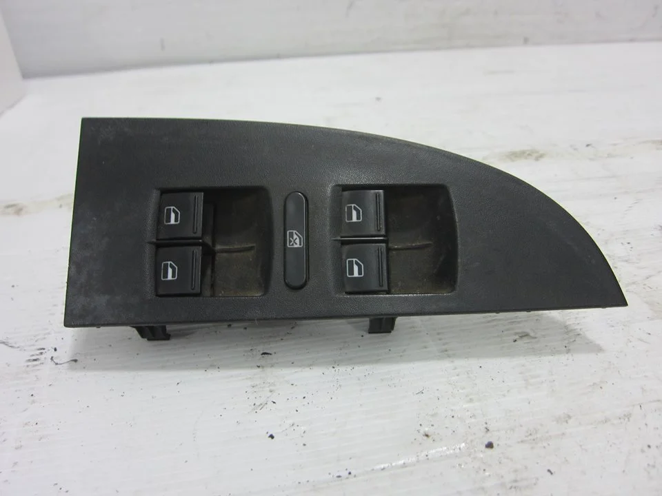 Foto de MANDO ELEVALUNAS DELANTERO IZQUIERDO VOLKSWAGEN GOLF IV BERLINA (1J1)(10.1997) referencia 1K4959857A