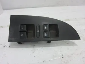 Foto de MANDO ELEVALUNAS DELANTERO IZQUIERDO VOLKSWAGEN GOLF IV BERLINA (1J1)(10.1997) referencia 1K4959857A