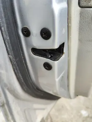 Foto de CERRADURA PUERTA DELANTERA IZQUIERDA KIA CERATO (LD) 1.5 CRDi (102 CV / 75 KW) referencia 813102F000