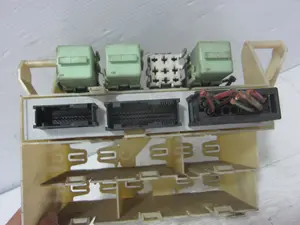 Foto de CAJA RELES / FUSIBLES BMW SERIE 3 BERLINA (E46) 2.0 16V Diesel CAT (136 CV / 100 KW) referencia 61356902269 foto 6