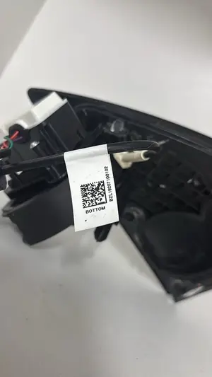 Foto de TAPA EXTERIOR COMBUSTIBLE TESLA MODEL 3 eléctrico 258 kW (cont. 153 kW) (350 CV / 258 KW) referencia 144605100E foto 4