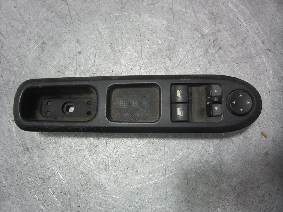 Foto de MANDO ELEVALUNAS DELANTERO IZQUIERDO PEUGEOT 407 SW 2.0 16V CAT (136 CV / 100 KW) referencia 53269706