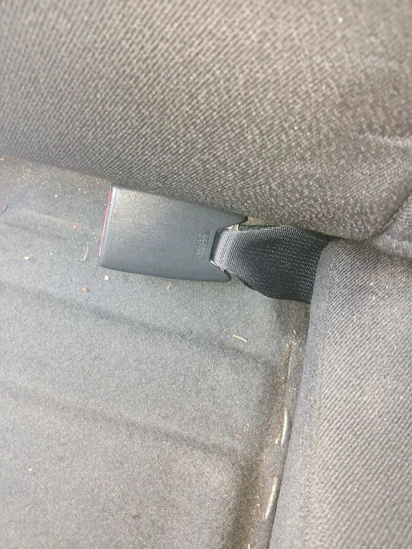 Foto de ENGANCHE CINTURON TRASERO CENTRAL TOYOTA COROLLA (E12) 1.4 16V CAT (97 CV / 71 KW)