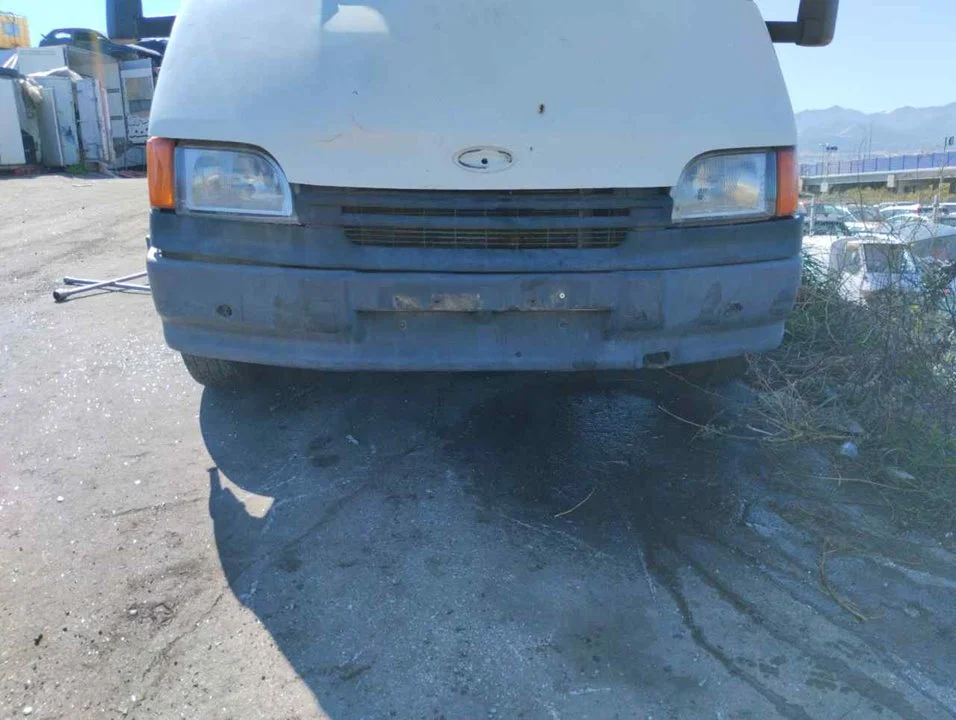 Foto de PARAGOLPES DELANTERO FORD TRANSIT FURGÓN (CY/DY)(1986) 2.5 Diesel (80 CV / 59 KW)