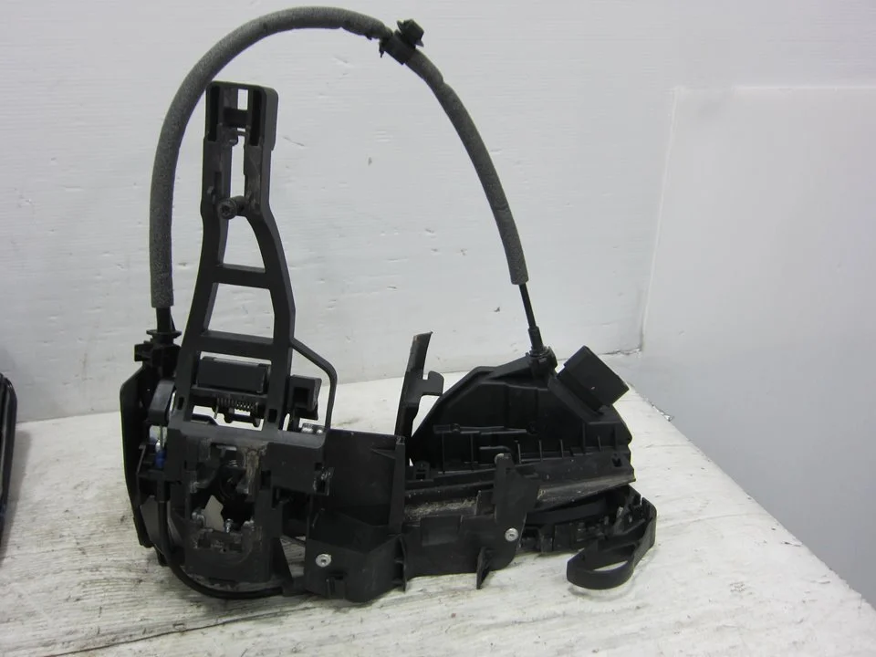 Foto de CERRADURA PUERTA DELANTERA DERECHA FORD FOCUS SPORTBREAK (CB8) 1.6 TDCi CAT (95 CV / 70 KW) referencia 921758105
