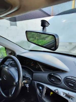 Foto de RETROVISOR INTERIOR FORD FOCUS FAMILIAR (CAK) 1.8 TDCi Turbodiesel CAT (116 CV / 85 KW)