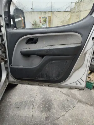 Foto de GUARNECIDO PUERTA DELANTERA DERECHA FIAT I DOBLÒ (119) 1.9 JTD CAT (105 CV / 77 KW) referencia 0735438730