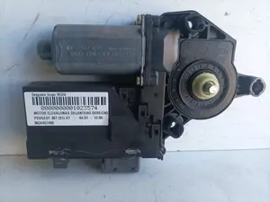 Foto de MOTOR ELEVALUNAS DELANTERO DERECHO PEUGEOT 307 (S1)(04.2001) 2.0 16V CAT (136 CV / 100 KW) referencia 9634457480