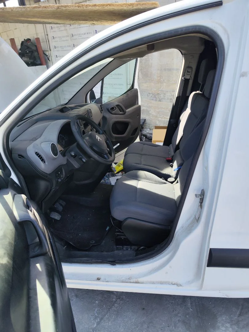 Foto de GOMAS CONTORNO PUERTA CITROEN BERLINGO FURGÓN 1.6 Blue-HDI FAP (99 CV / 73 KW)