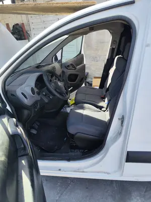 Foto de GOMAS CONTORNO PUERTA CITROEN BERLINGO FURGÓN 1.6 Blue-HDI FAP (99 CV / 73 KW)