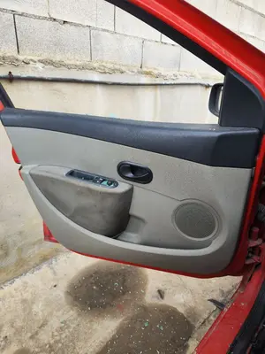Foto de GUARNECIDO PUERTA DELANTERA IZQUIERDA RENAULT CLIO III 1.5 dCi Diesel CAT (86 CV / 63 KW)