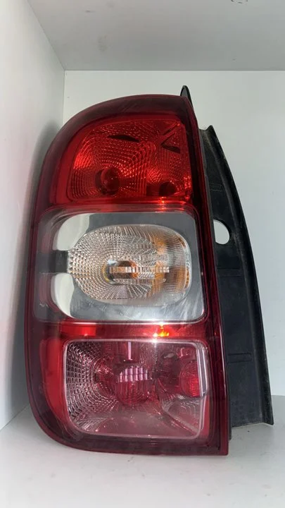 Foto de PILOTO TRASERO IZQUIERDO DACIA DUSTER I 1.6 SCe CAT (114 CV / 84 KW)