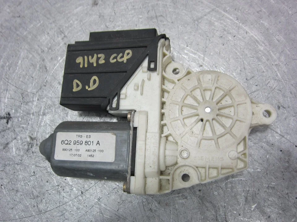 Foto de MOTOR ELEVALUNAS DELANTERO DERECHO SEAT IBIZA (6L1) 1.4 16V (101 CV / 74 KW) referencia 6Q2959801A
