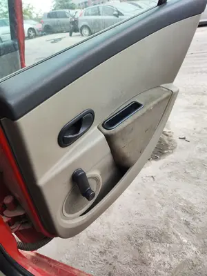 Foto de ELEVALUNAS TRASERO DERECHO RENAULT CLIO III 1.5 dCi Diesel CAT (86 CV / 63 KW)