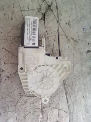 Foto de MOTOR ELEVALUNAS DELANTERO DERECHO AUDI A4 AVANT (8K5) 2.0 16V TDI (136 CV / 100 KW) referencia 8T0959802B