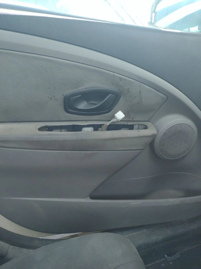 Foto de MANETA INTERIOR DELANTERA IZQUIERDA RENAULT MEGANE III BERLINA 5P 1.5 dCi Diesel CAT (86 CV / 63 KW)