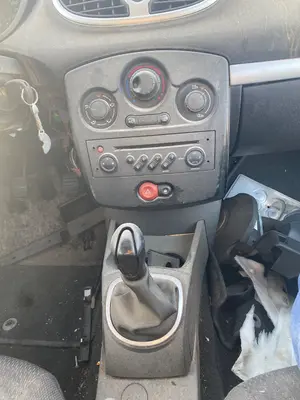 Foto de CONSOLA CENTRAL RENAULT CLIO III 1.2 16V (75 CV / 55 KW)