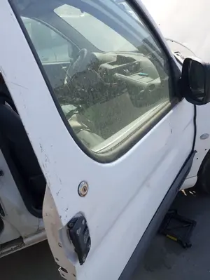 Foto de PUERTA DELANTERA DERECHA CITROEN BERLINGO 1.9 Diesel (69 CV / 51 KW) referencia 9839318180 foto 2