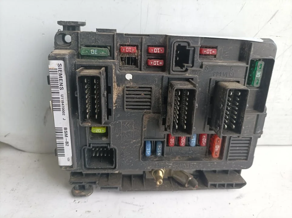 Foto de CAJA RELES / FUSIBLES PEUGEOT PARTNER (S1)(07.1996) referencia 9650618580