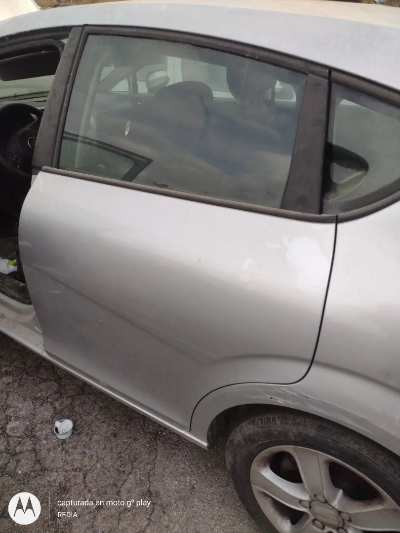 Foto de PUERTA TRASERA IZQUIERDA SEAT LEON (1P1) 1.9 TDI (105 CV / 77 KW) referencia 1P0833055