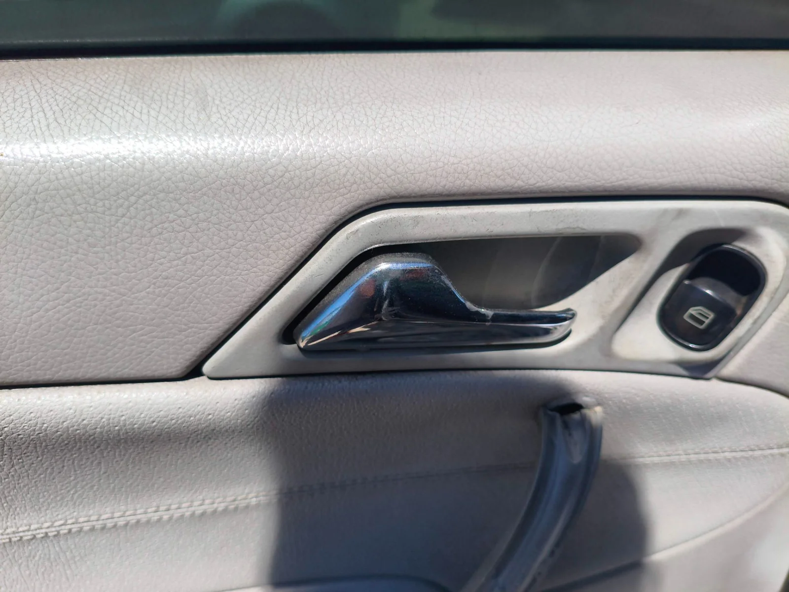 Foto de MANETA INTERIOR TRASERA IZQUIERDA MERCEDES-BENZ CLASE C (BM 203) BERLINA 2.2 CDI CAT (116 CV / 85 KW) referencia A2037370388 FKZ