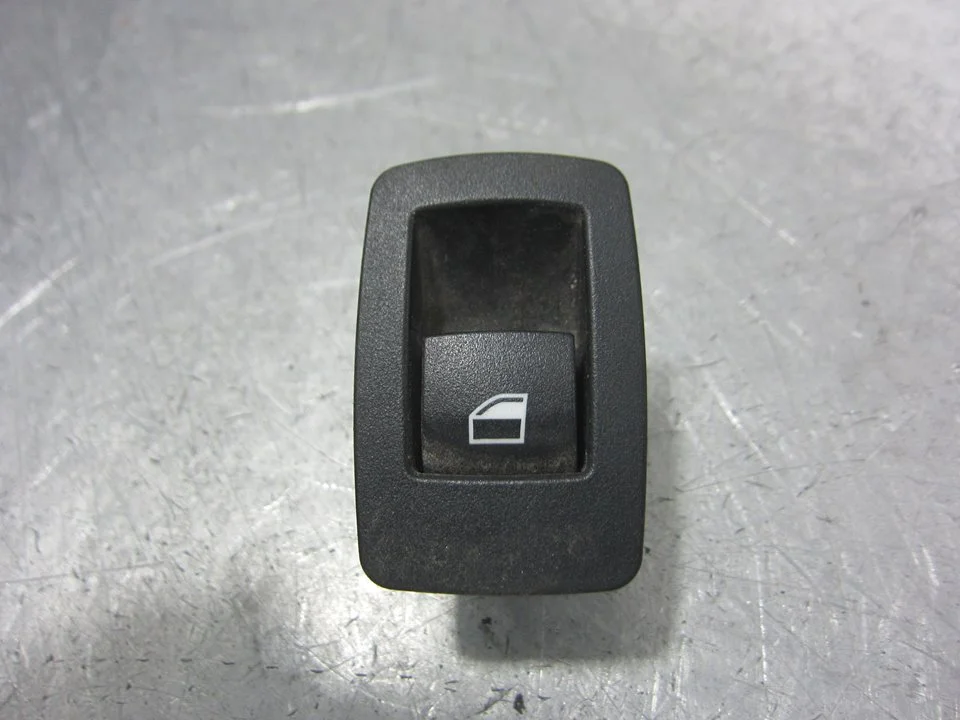 Foto de MANDO ELEVALUNAS TRASERO DERECHO BMW SERIE 1 BERLINA 5P (F20) 2.0 Turbodiesel (116 CV / 85 KW) referencia 920810602