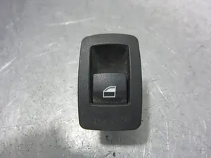 Foto de MANDO ELEVALUNAS TRASERO DERECHO BMW SERIE 1 BERLINA 5P (F20) 2.0 Turbodiesel (116 CV / 85 KW) referencia 920810602