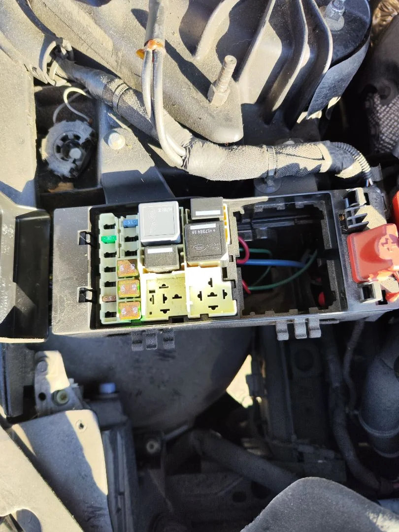 Foto de CAJA RELES / FUSIBLES JAGUAR XE 2.0 Turbo CAT (200 CV / 147 KW)