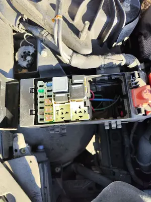 Foto de CAJA RELES / FUSIBLES JAGUAR XE 2.0  Turbo CAT (200 CV / 147 KW)