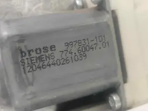 Foto de MOTOR ELEVALUNAS DELANTERO DERECHO CITROEN C4 BERLINA 1.6 16V HDi (90 CV / 66 KW) referencia 996388103 foto 2
