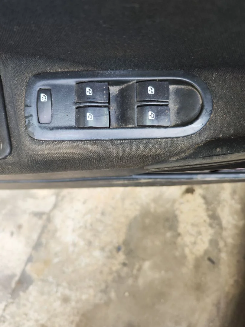 Foto de MANDO ELEVALUNAS DELANTERO IZQUIERDO RENAULT MEGANE II BERLINA 5P 1.6 CAT (113 CV / 83 KW)