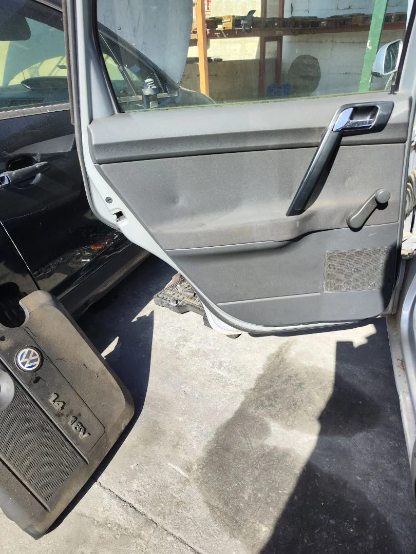 Foto de GUARNECIDO PUERTA TRASERA IZQUIERDA VOLKSWAGEN POLO IV (9N1) 1.4 16V (75 CV / 55 KW) referencia 6Q6867211FRFKZ